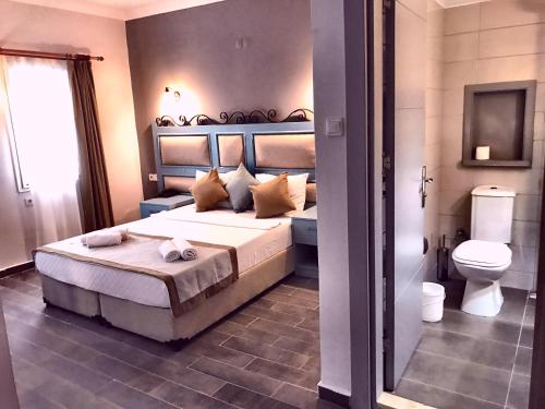 A bathroom at Hotel Atrium