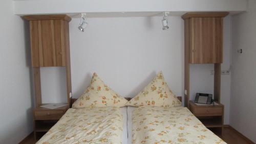 ArgenbühlにあるLandurlaub Ferien-Appartementのベッドルーム1室(枕2つ付)