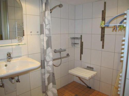 ArgenbühlにあるLandurlaub Ferien-Appartementの白いバスルーム(シンク、シャワー付)