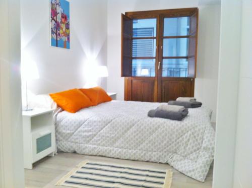 Habitación pequeña con cama y ventana en Superb Central Market Apt, en Valencia