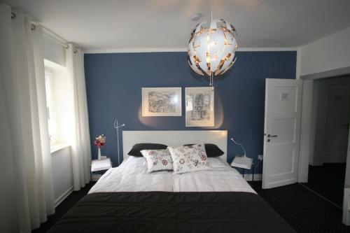 Una cama o camas en una habitación de Hotel am Goetheberg
