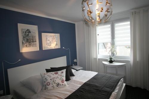 Una cama o camas en una habitación de Hotel am Goetheberg
