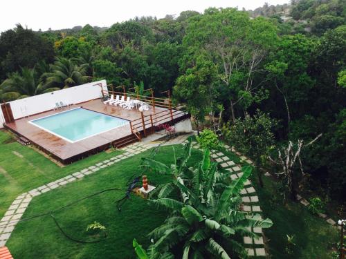 una vista aerea di una casa con piscina di Villa Vanuza a Santa Cruz Cabrália