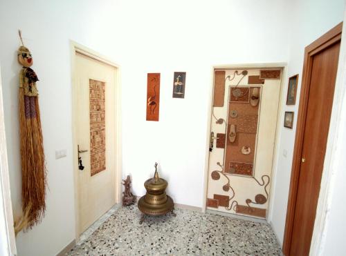 a hallway with a room with a door and a floor at B&B OTIUM in Pompei
