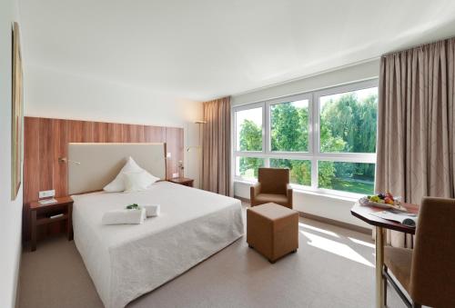 a hotel room with a bed and a window at Ringhotel Am Stadtpark in Lünen