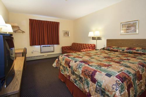 Кровать или кровати в номере Burnsville Inn & Suites