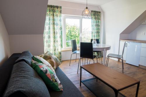 Posezení v ubytování SOWI KĄT domki i apartamenty