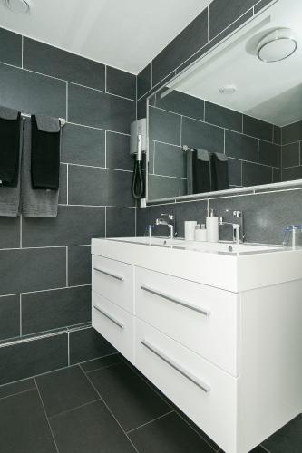 a bathroom with a white sink and a mirror at Hotel het Rietershuijs in Kalenberg