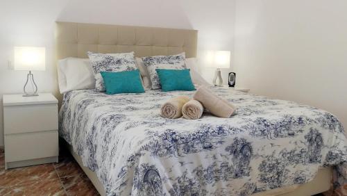 1 dormitorio con 1 cama con 2 toallas en Andalusian Apartment, en Marbella