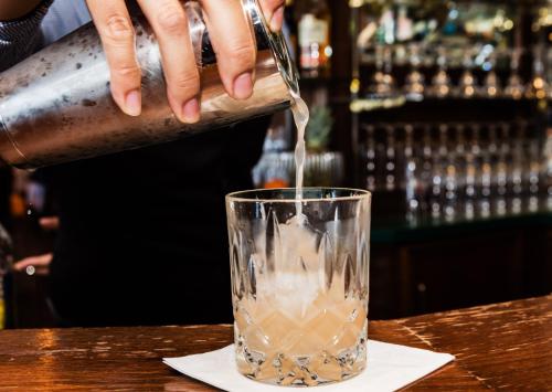 a person pours a drink into a glass at Villa Salve in Binz