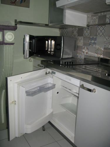 Home Nantua studio meublés Ain-Jura tesisinde mutfak veya mini mutfak