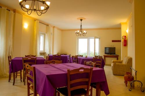 ヴィーコ・デル・ガルガーノにあるIl Vagabondoの紫色のテーブルと椅子が備わるダイニングルーム