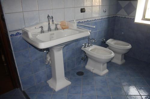 a bathroom with a sink and a toilet at B&B Don Domenico in Olevano sul Tusciano