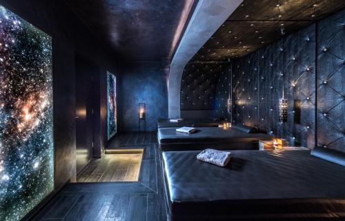 a room with two beds and a star ceiling at DAS GERSTL Alpine Retreat in Malles Venosta
