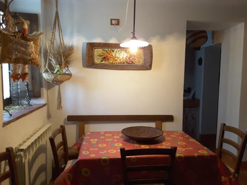 a dining room with a table and aendant light at Poggio Bicchieri in Campiglia dʼOrcia