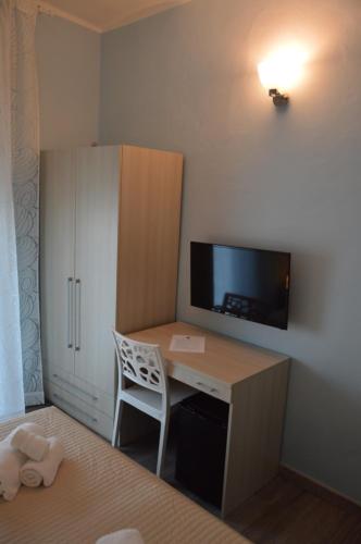テルモリにあるLa Gemma nel Borgo B&Bのデスク、テレビが備わる小さな客室です。