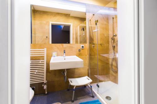 ウストロニエ・モルスキエにあるApartament Blue i Grey na Klifieのバスルーム(シンク、シャワー付)