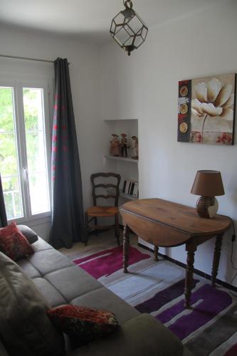 un salon avec un canapé et une table dans l'établissement Mas des Mûriers, à Saumane-de-Vaucluse