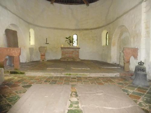 an empty room with a fireplace in a building at Logementen Jannum in Burdaard