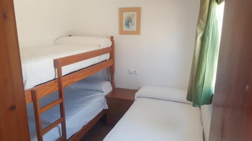 Katil dua tingkat atau katil-katil dua tingkat dalam bilik di Camping Los Pinos