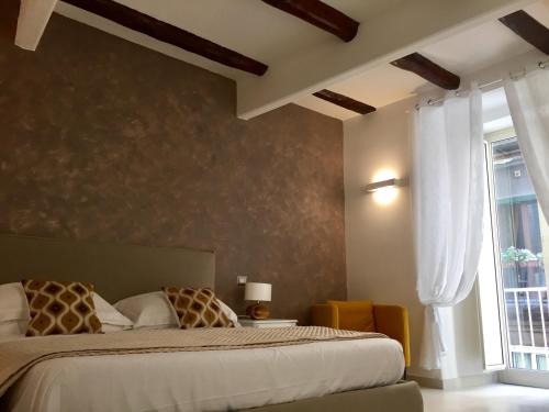 ナポリにあるNapoli Plebiscito Apartmentのベッドルーム(大型ベッド1台、窓付)