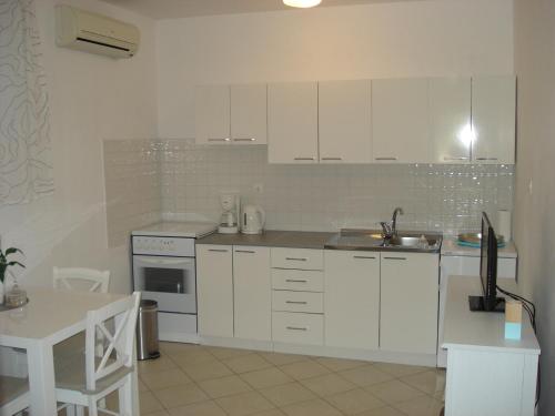 Η κουζίνα ή μικρή κουζίνα στο Apartments Luka