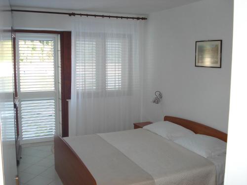 Ένα ή περισσότερα κρεβάτια σε δωμάτιο στο Apartments Luka