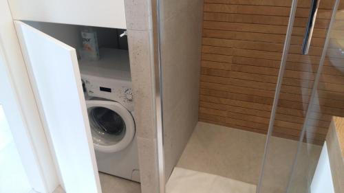 een kleine badkamer met een wasmachine bij Apartment Krucza in Wrocław