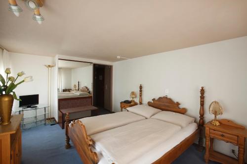 1 Schlafzimmer mit einem großen Bett und einem Badezimmer in der Unterkunft Spalenbrunnen Hotel & Restaurant Basel City Center in Basel