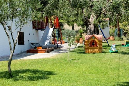 Ο χώρος παιχνιδιού για παιδιά στο Petradaki Apartments