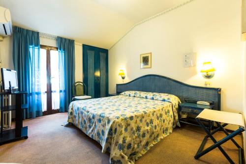 Кровать или кровати в номере Hotel Sonia