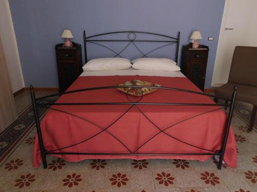 ヴィエトリにあるB & B Amoreの赤いベッド1台(赤い毛布付)が備わるベッドルーム1室が備わります。
