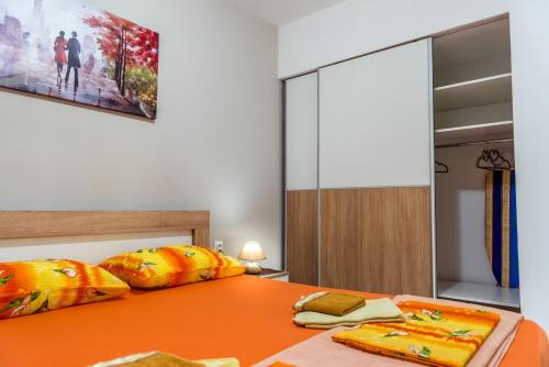 Tempat tidur dalam kamar di Apartments Moskov