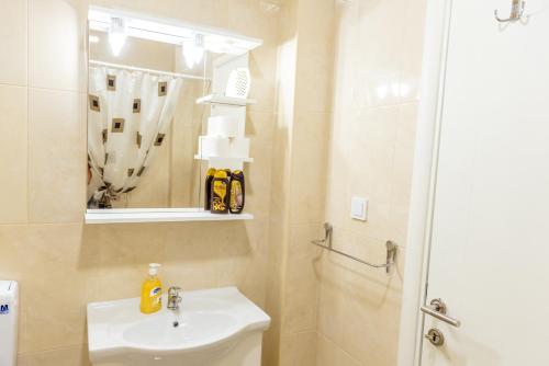 Un baño de Apartments Moskov