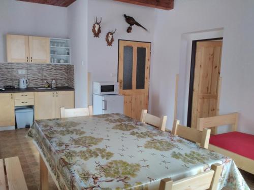 a dining room with a table and a kitchen at apartmány pod Vysákem in Stárkov