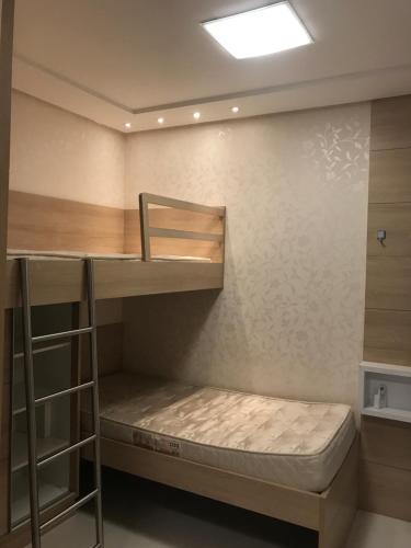 バウネアーリオ・コンボリウーにあるApartamento - Balneário Camboriúの二段ベッド2組が備わる客室です。