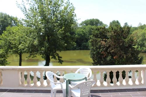 Balkón nebo terasa v ubytování Hôtel Etang des Reynats