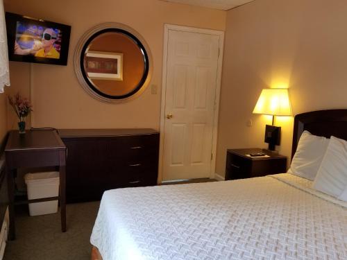 Lido Motel Lake Georgeにあるベッド