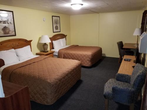 Tempat tidur dalam kamar di Rodeway Inn