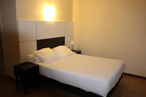Postel nebo postele na pokoji v ubytování Hôtel Etang des Reynats