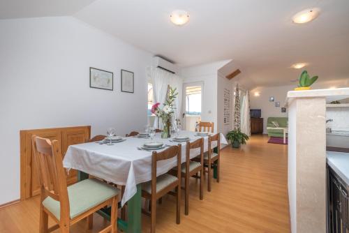 Η κουζίνα ή μικρή κουζίνα στο Apartments Vojin