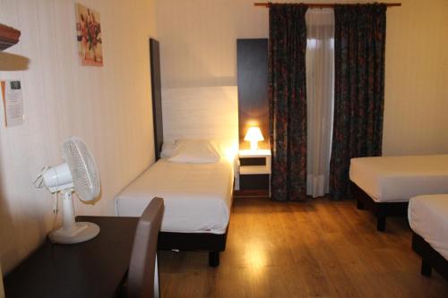 Postel nebo postele na pokoji v ubytování Hôtel Etang des Reynats