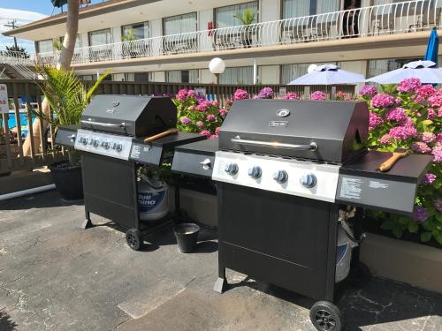 due stazioni di grigliata bbq di fronte a un edificio di Pyramid Resort Motel a Wildwood Crest