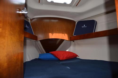 Katil atau katil-katil dalam bilik di Noite a bordo c/PA em veleiro -rio Douro