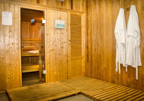 una sauna con paredes de madera y suelo de madera en Hotel Rural Finca de La Florida, en San Bartolomé