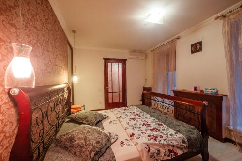 una camera con 2 letti e una lampada a muro di Квартира на Дерибасовской a Odessa