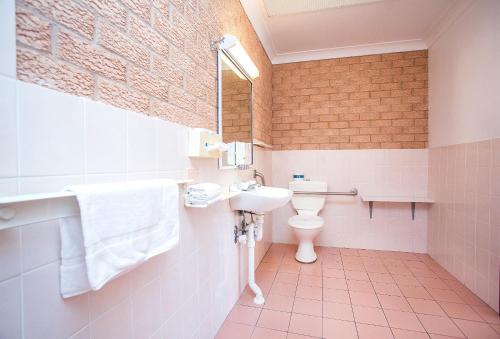 a bathroom with a sink and a toilet at Golden Chain Aalana Motor Inn in Cowra