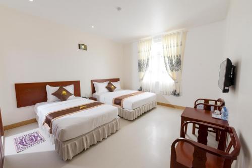 Habitación de hotel con 2 camas y TV en Bong Sen Xanh Hotel en Cao Lãnh