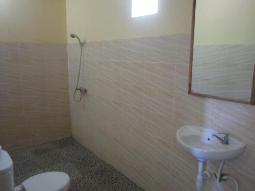 Bilik mandi di Teman Teman Bungalows 1