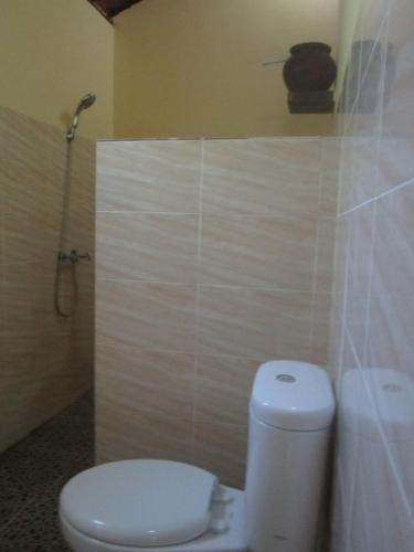 Bilik mandi di Teman Teman Bungalows 1
